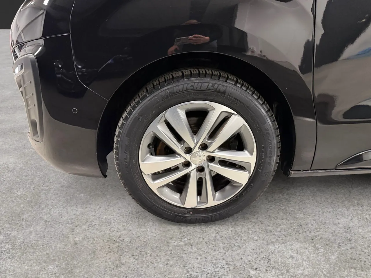 Vehicle image 16