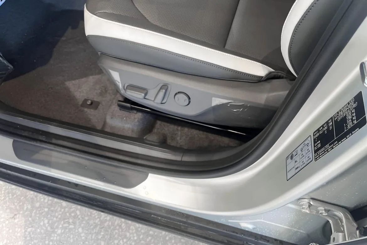 Vehicle image 16