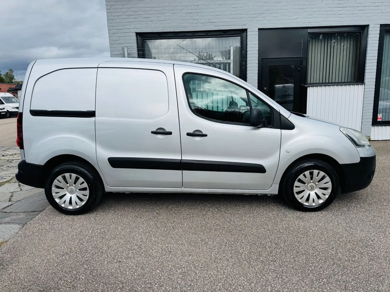 Vehicle image 9