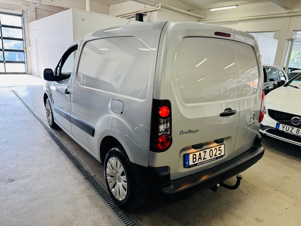 Vehicle image 13