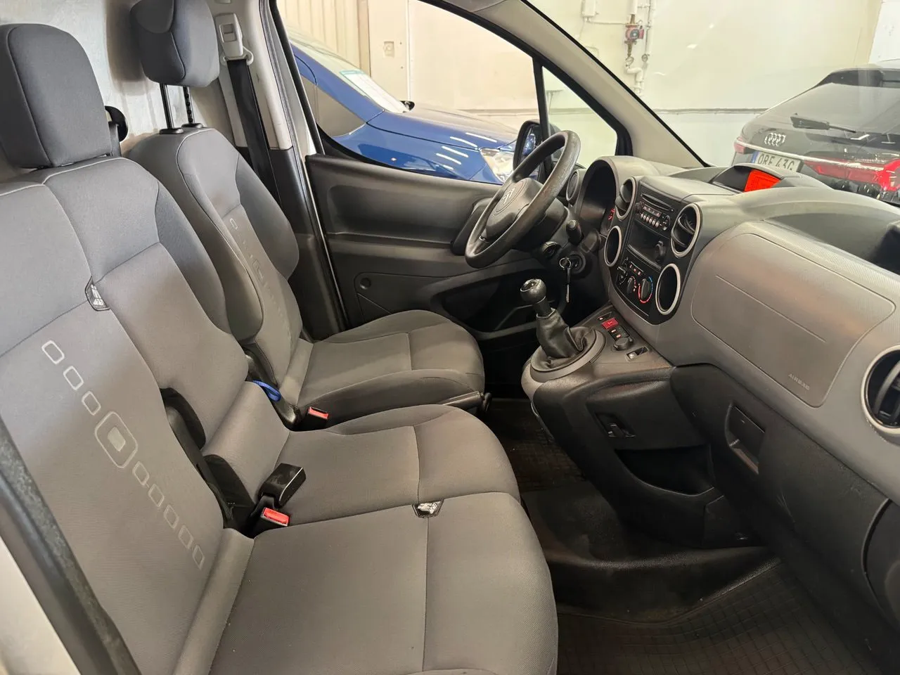 Vehicle image 14