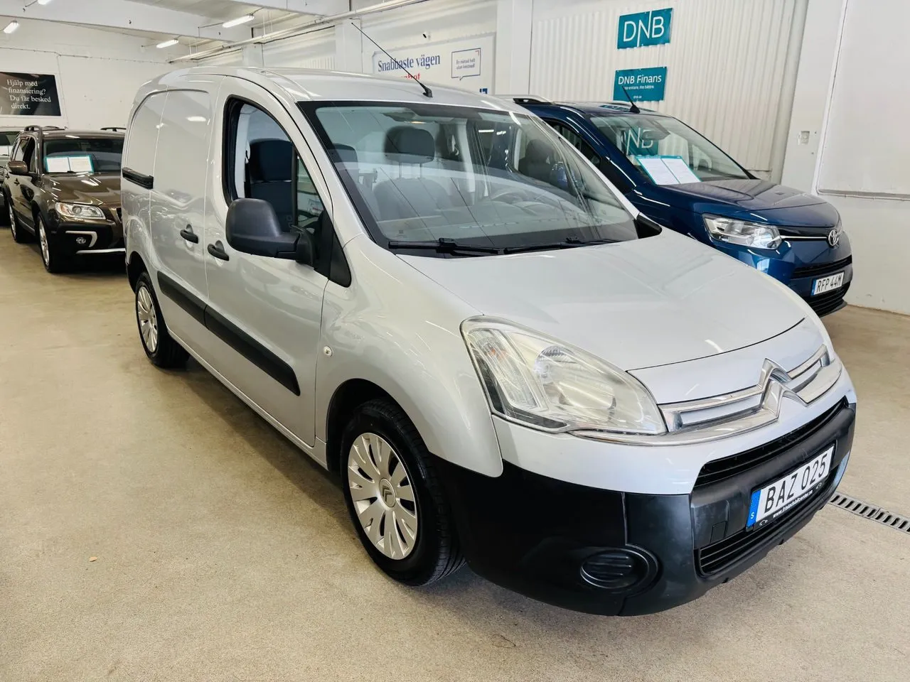 Vehicle image 10
