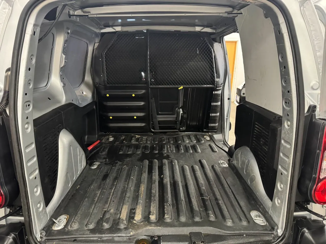 Vehicle image 16