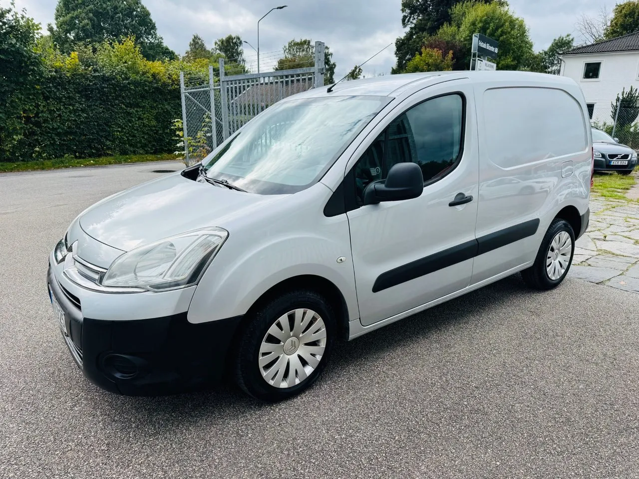 Vehicle image 8