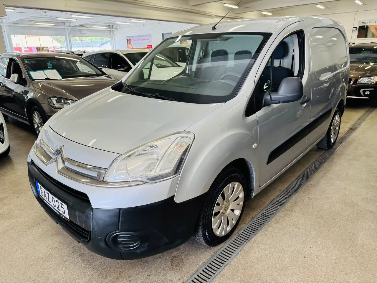 Vehicle image 11