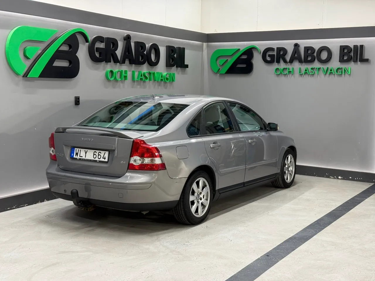 Vehicle image 4