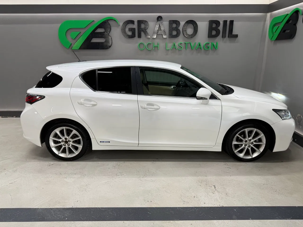 Vehicle image 5