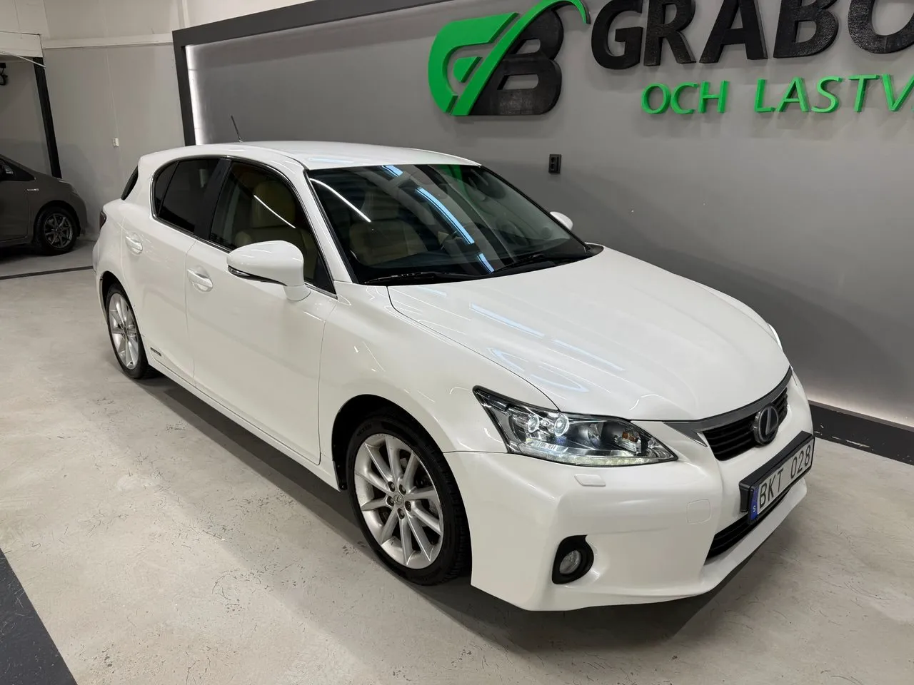 Vehicle image 6