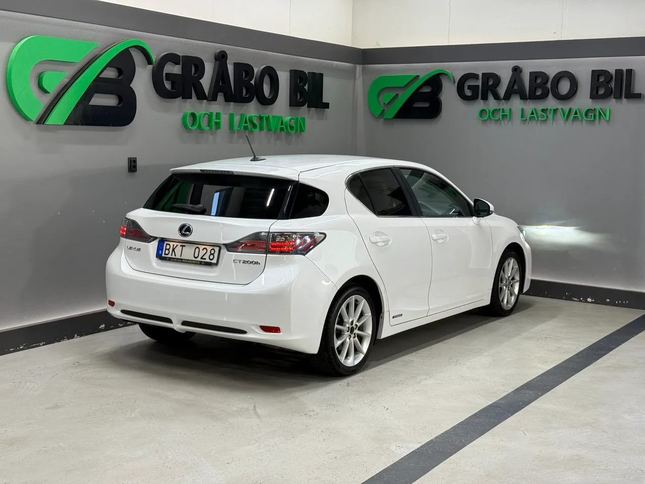 Vehicle image 4