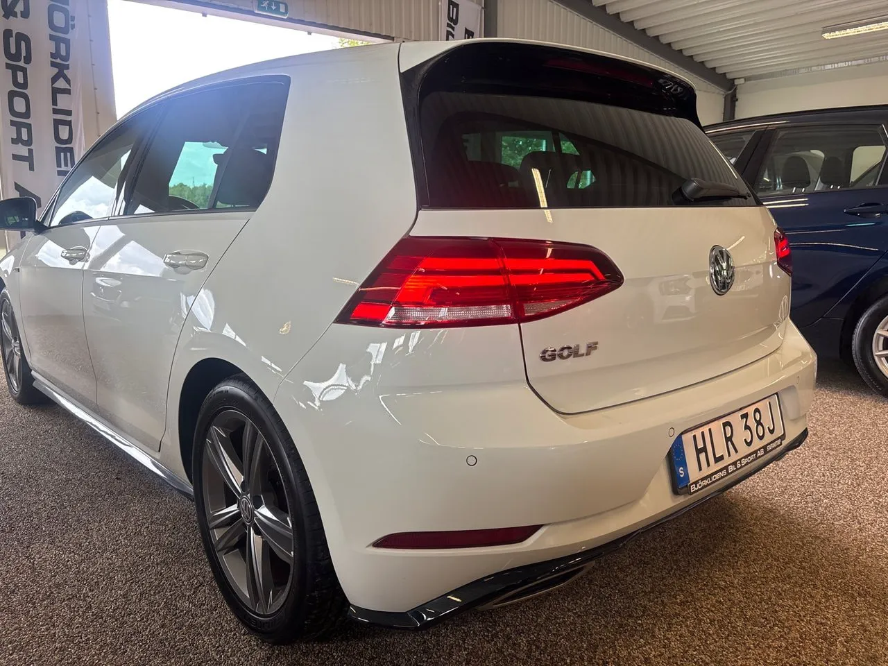 Vehicle image 10