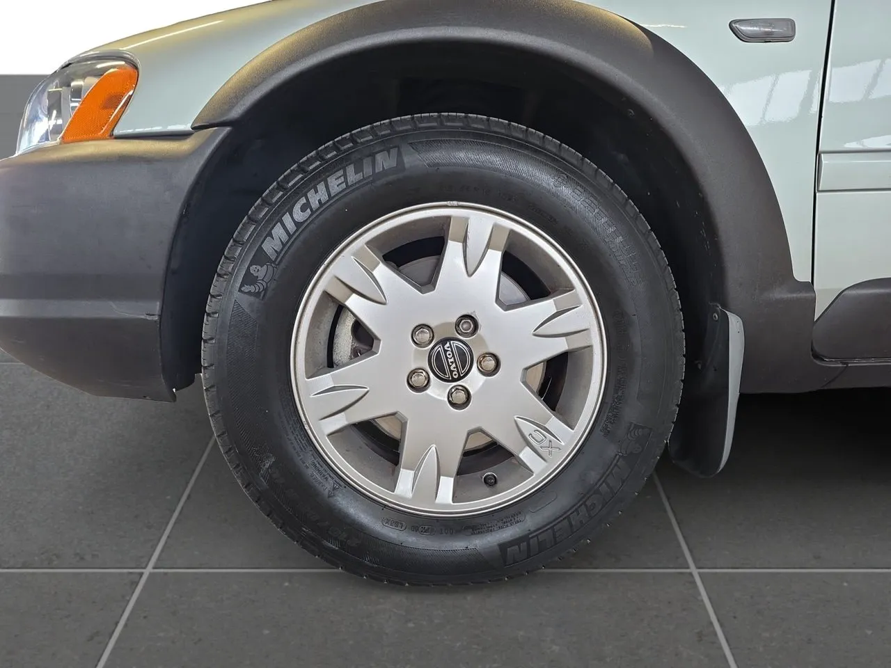 Vehicle image 10