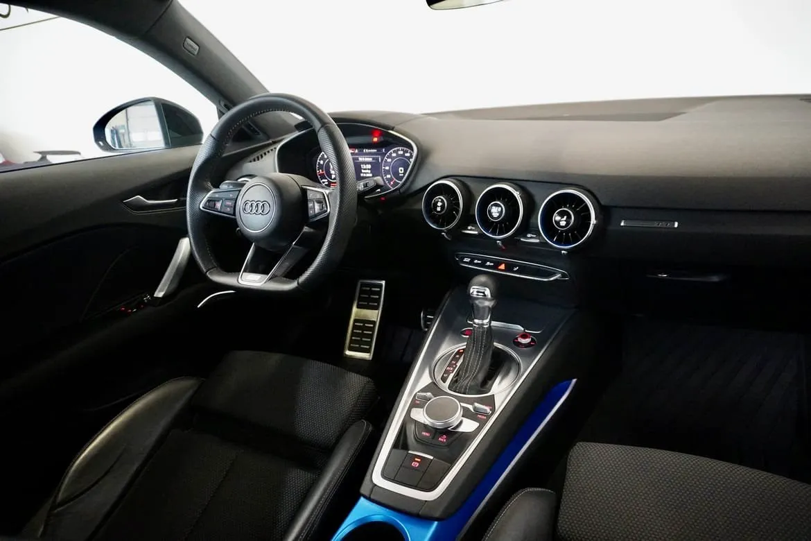Vehicle image 15