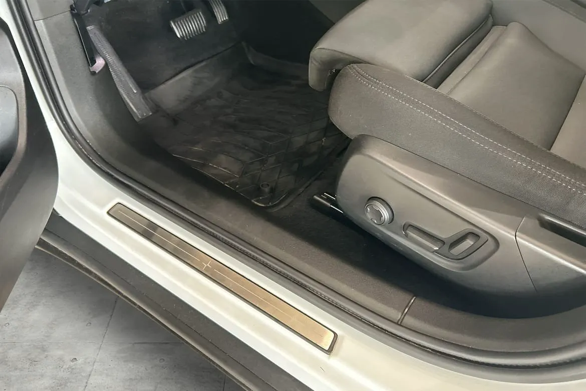 Vehicle image 23