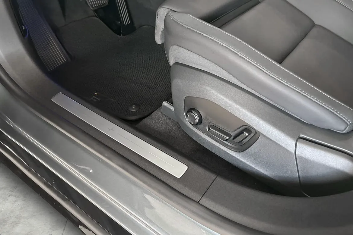 Vehicle image 24