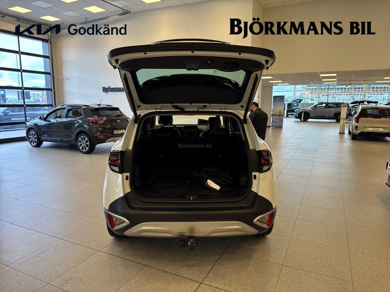 Vehicle image 13