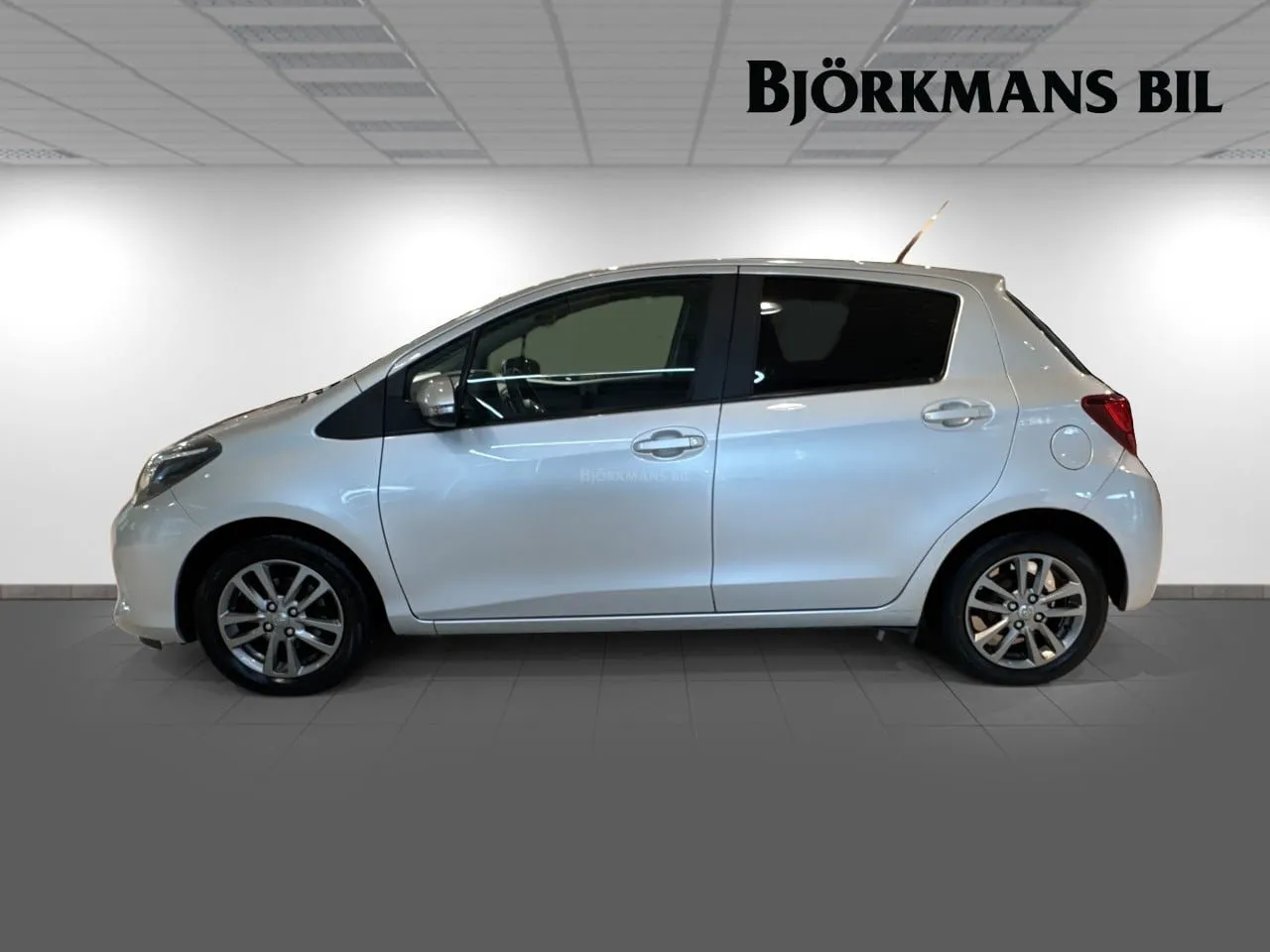 Vehicle image 3