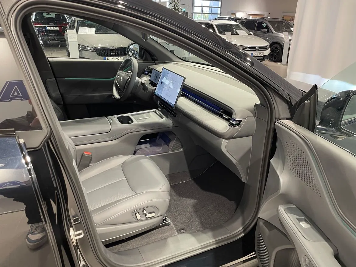 Vehicle image 18