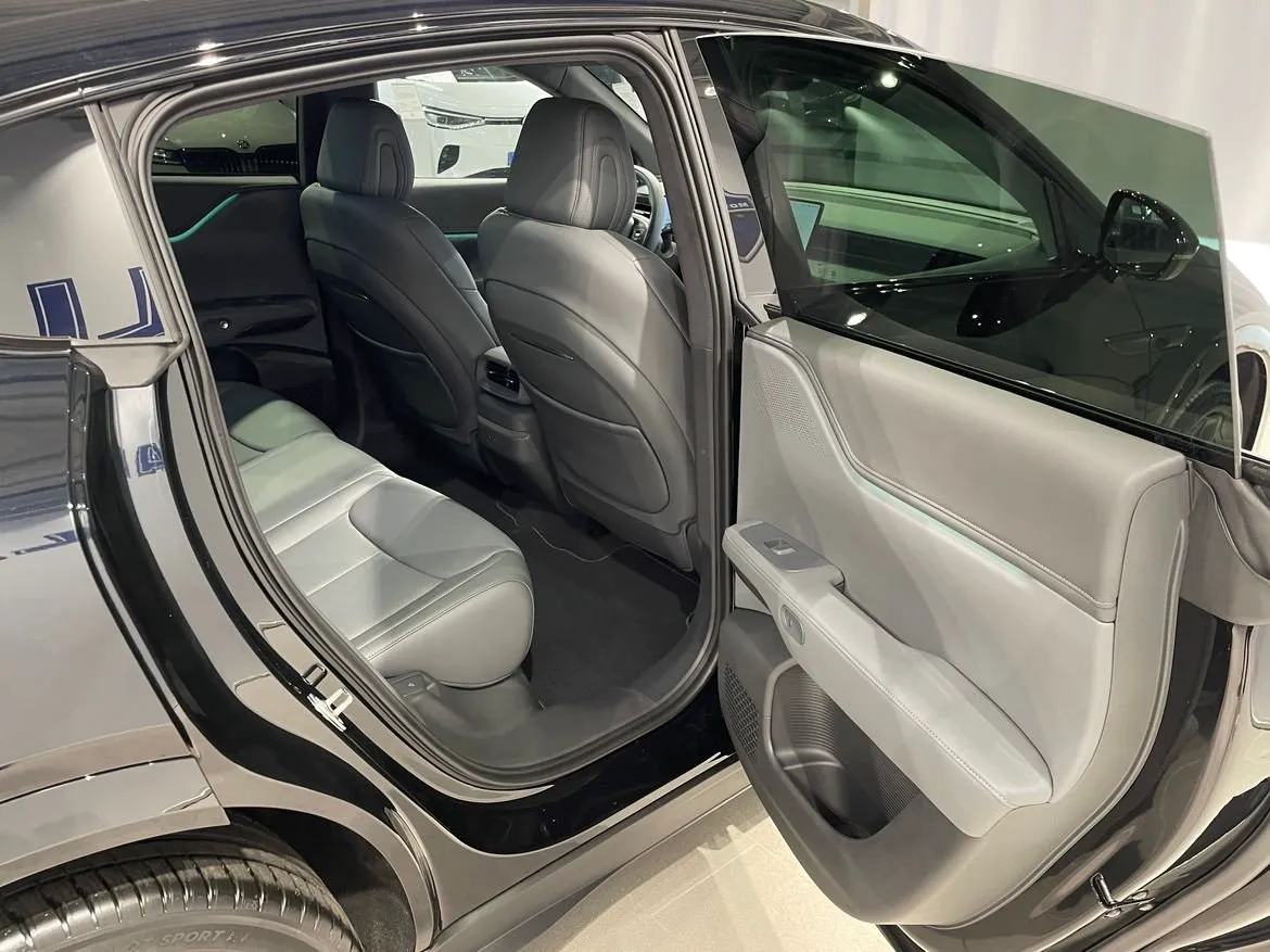 Vehicle image 16