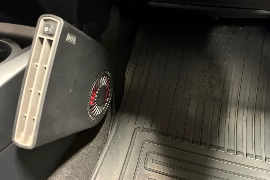Vehicle image 16