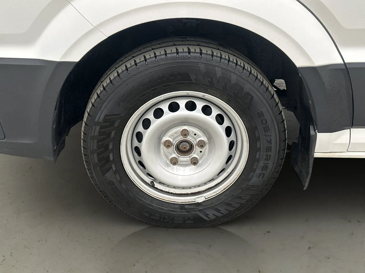 Vehicle image 32