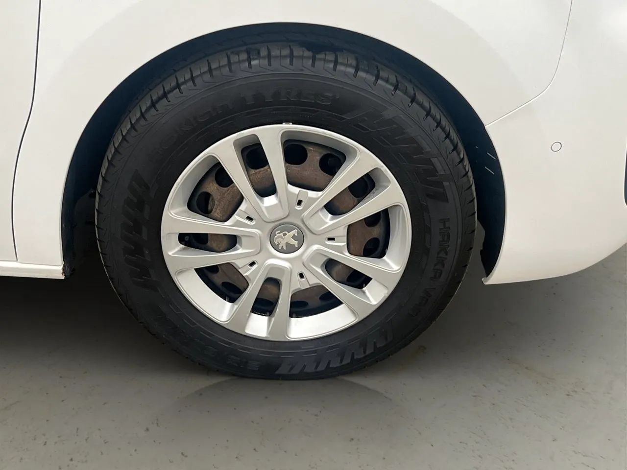 Vehicle image 32