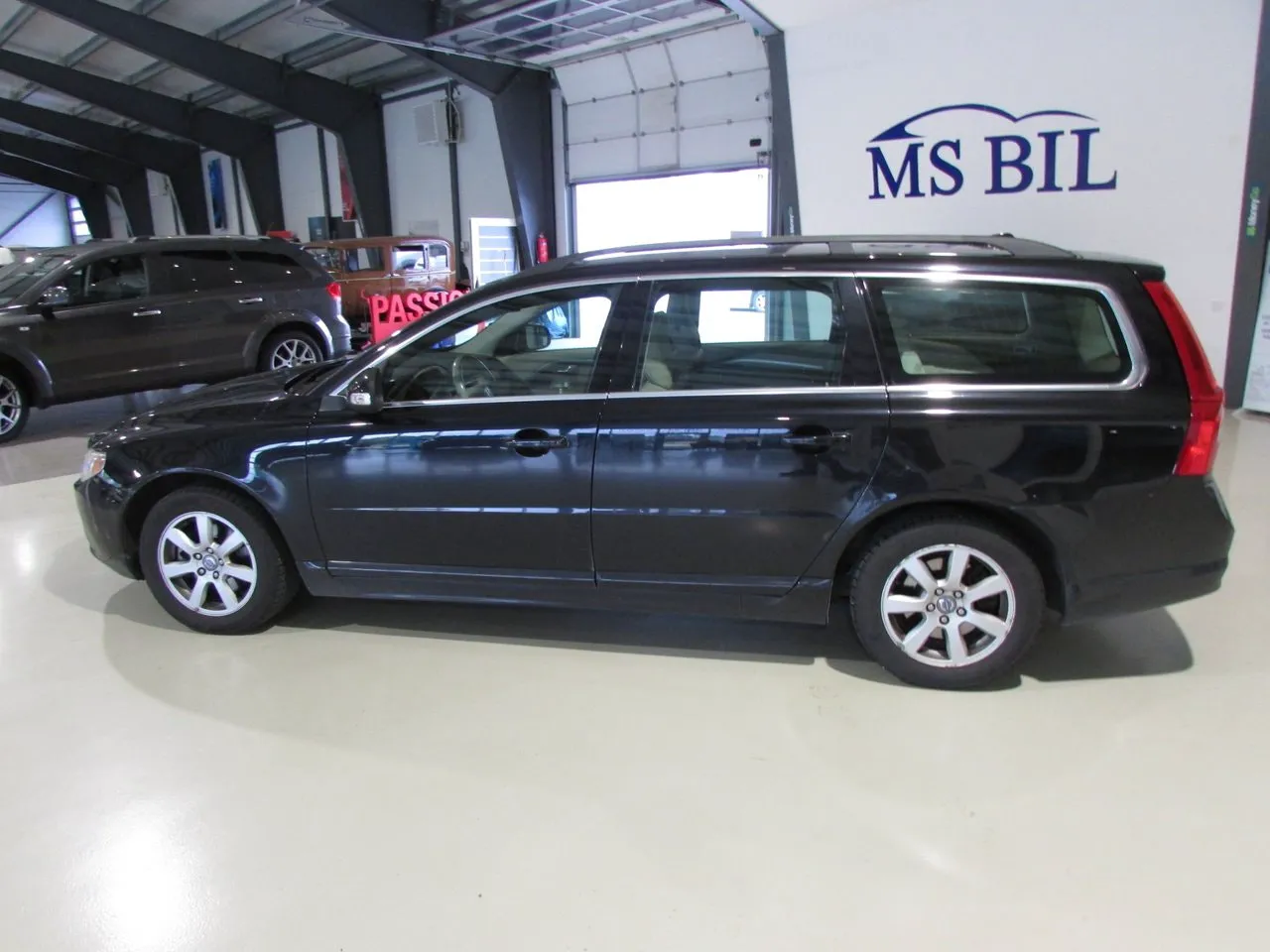 Vehicle image 5