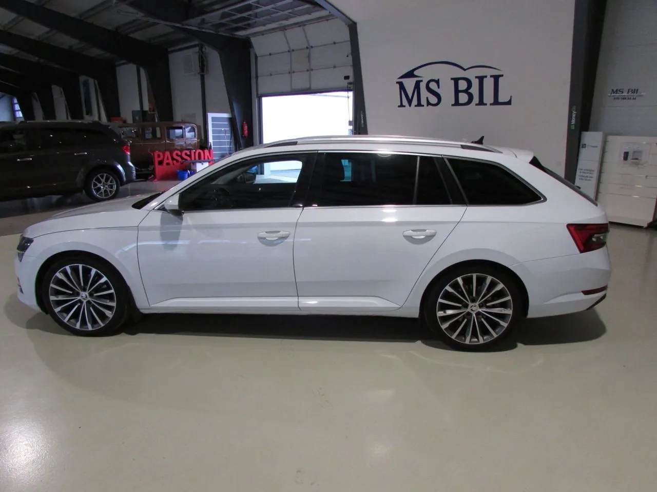 Vehicle image 7