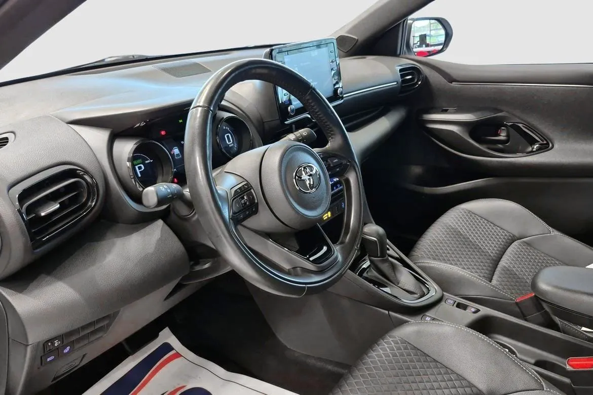 Vehicle image 6