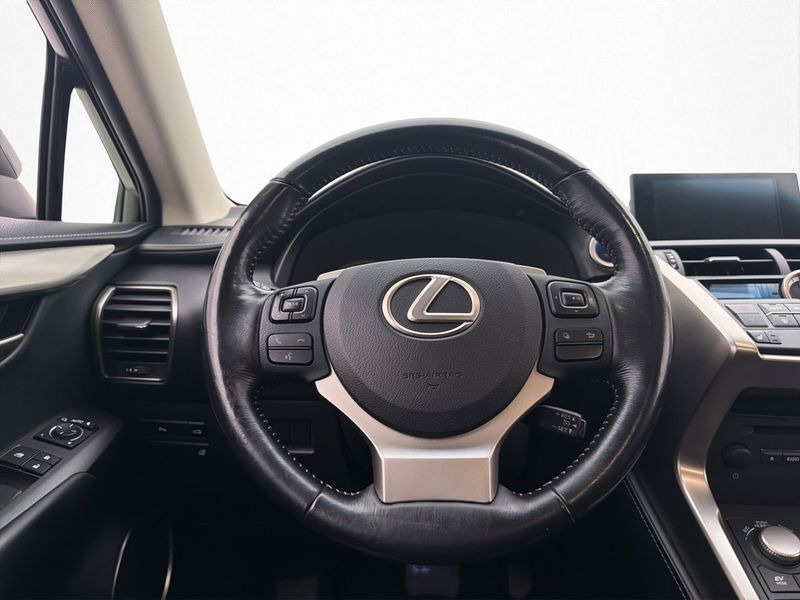 Lexus NX bild 13