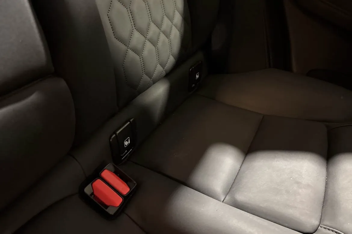 Vehicle image 32