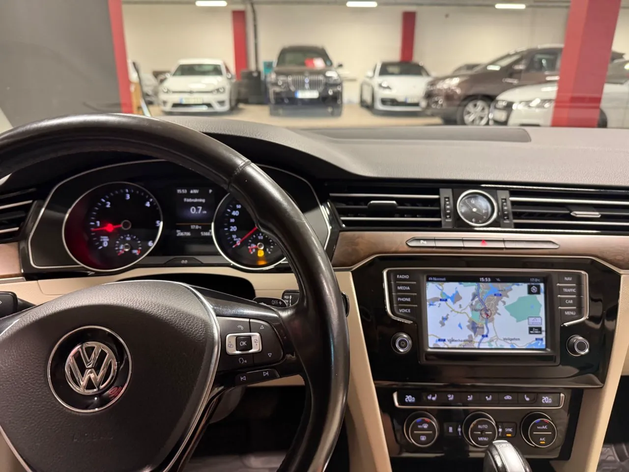 Vehicle image 16