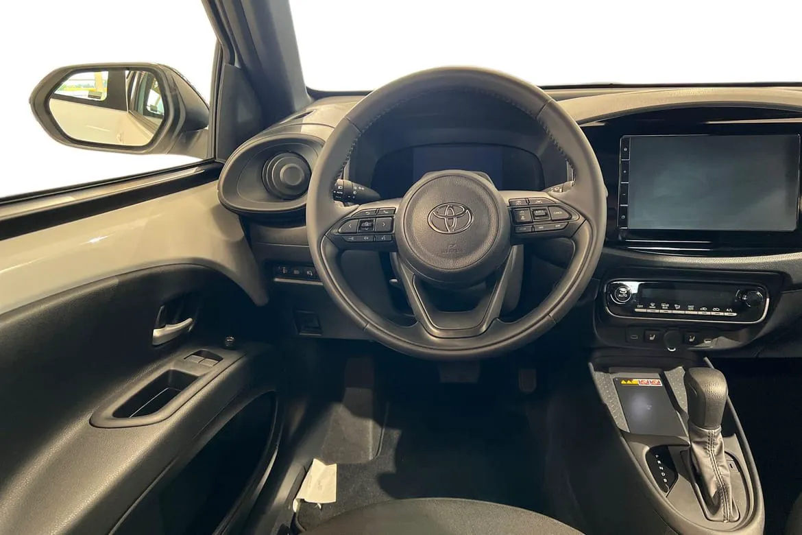 Vehicle image 10