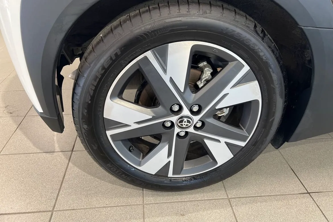Vehicle image 16