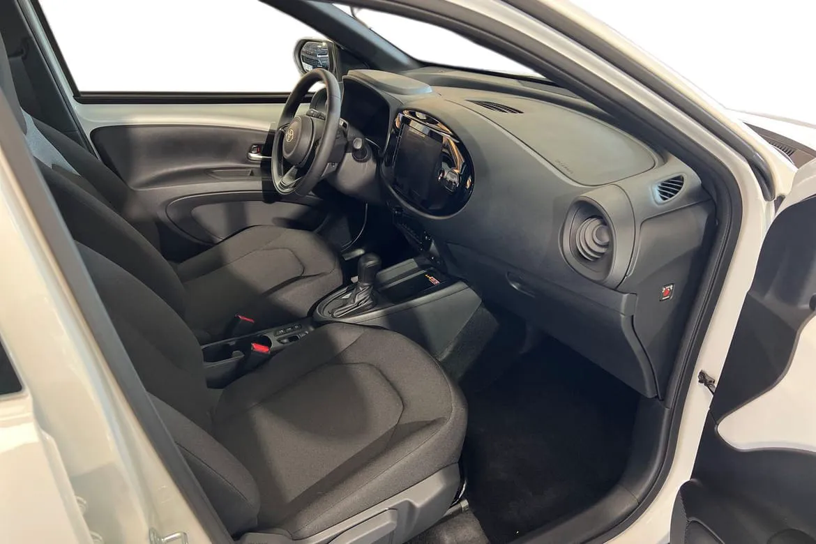 Vehicle image 6
