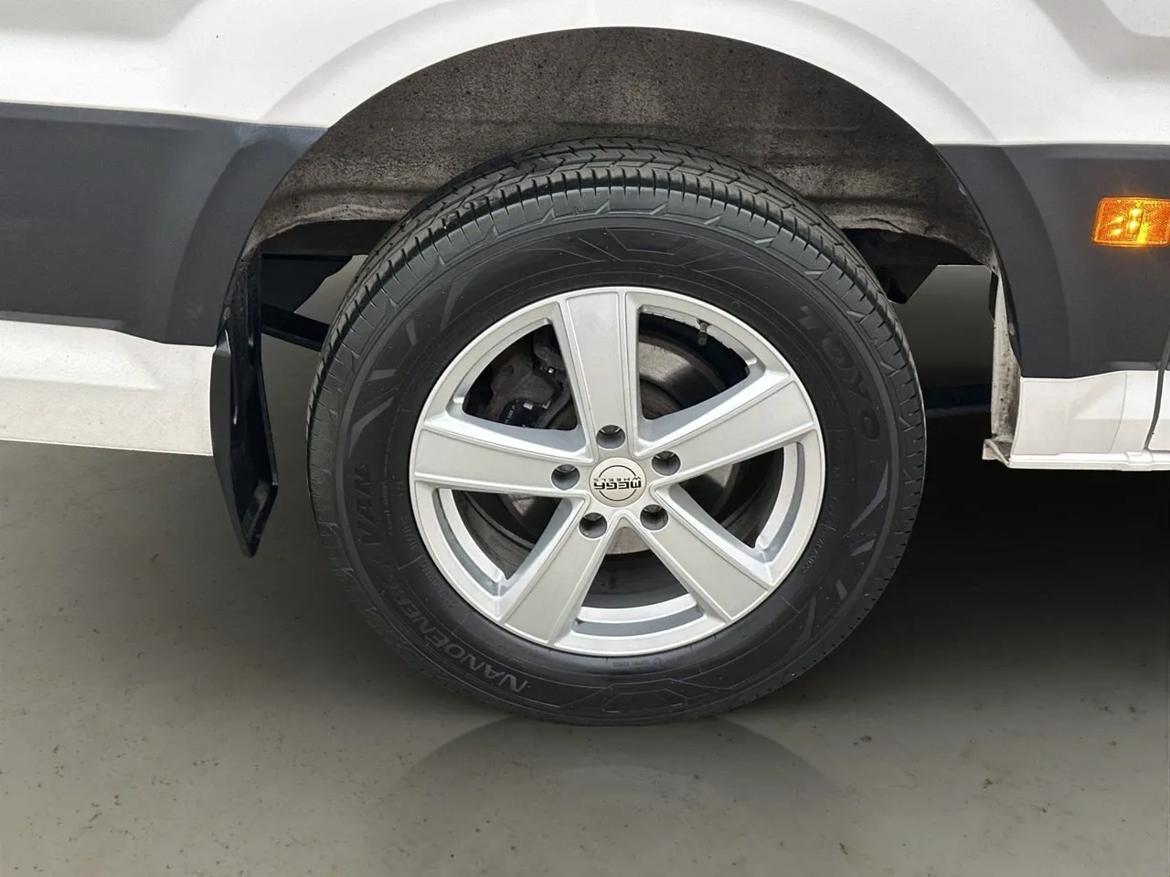 Vehicle image 32