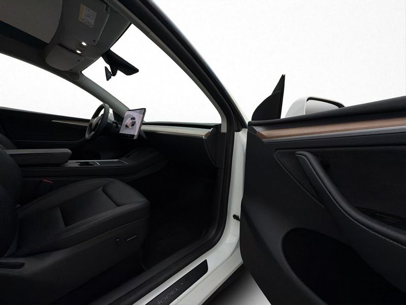 Tesla Model Y bild 27