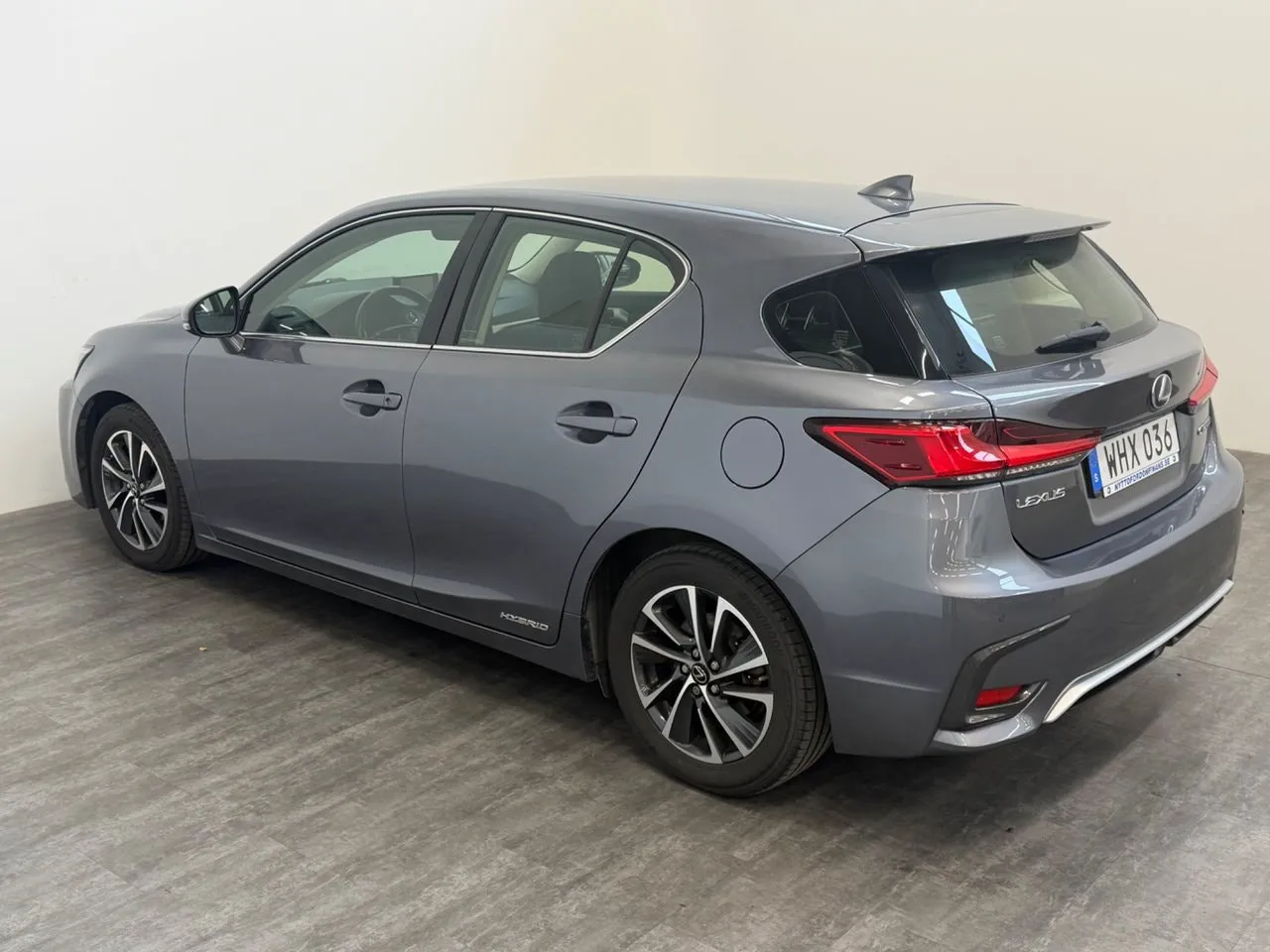 Vehicle image 5