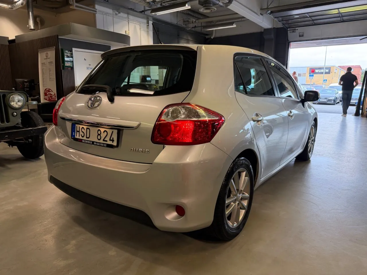 Vehicle image 4