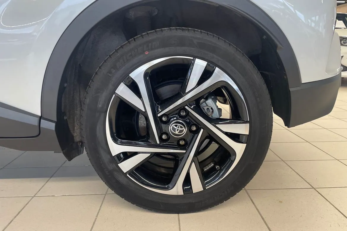 Vehicle image 16