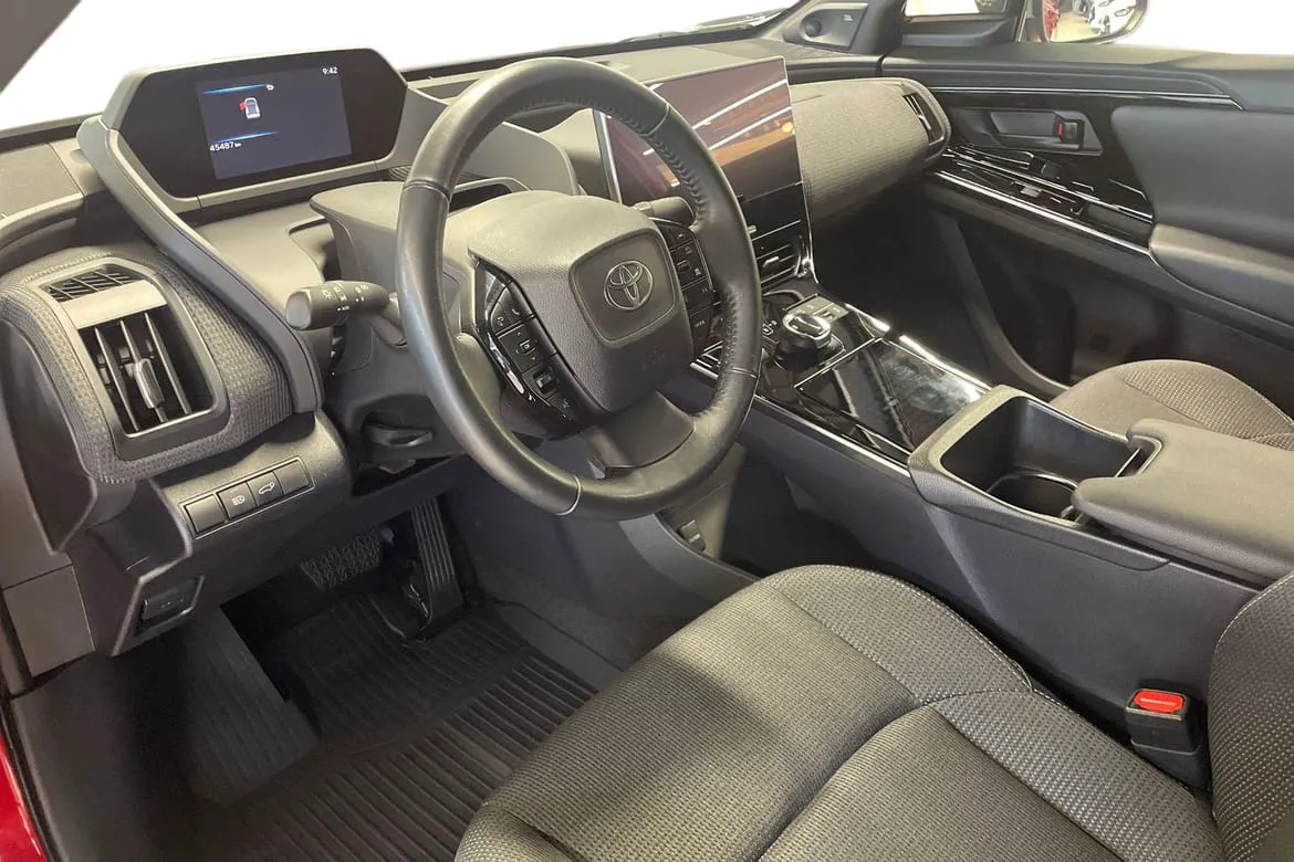 Vehicle image 13