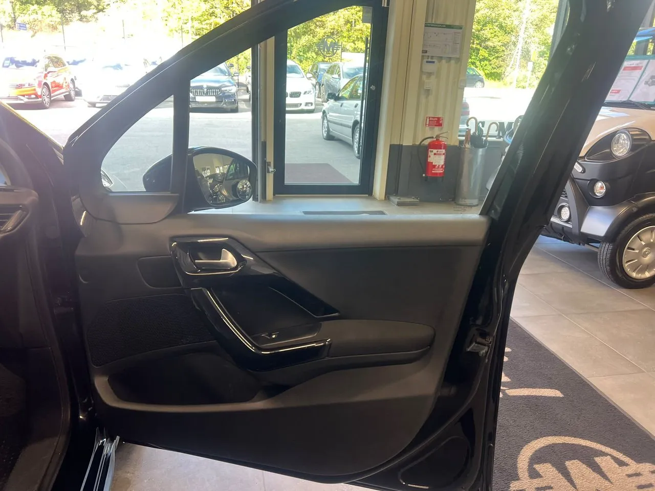 Vehicle image 14