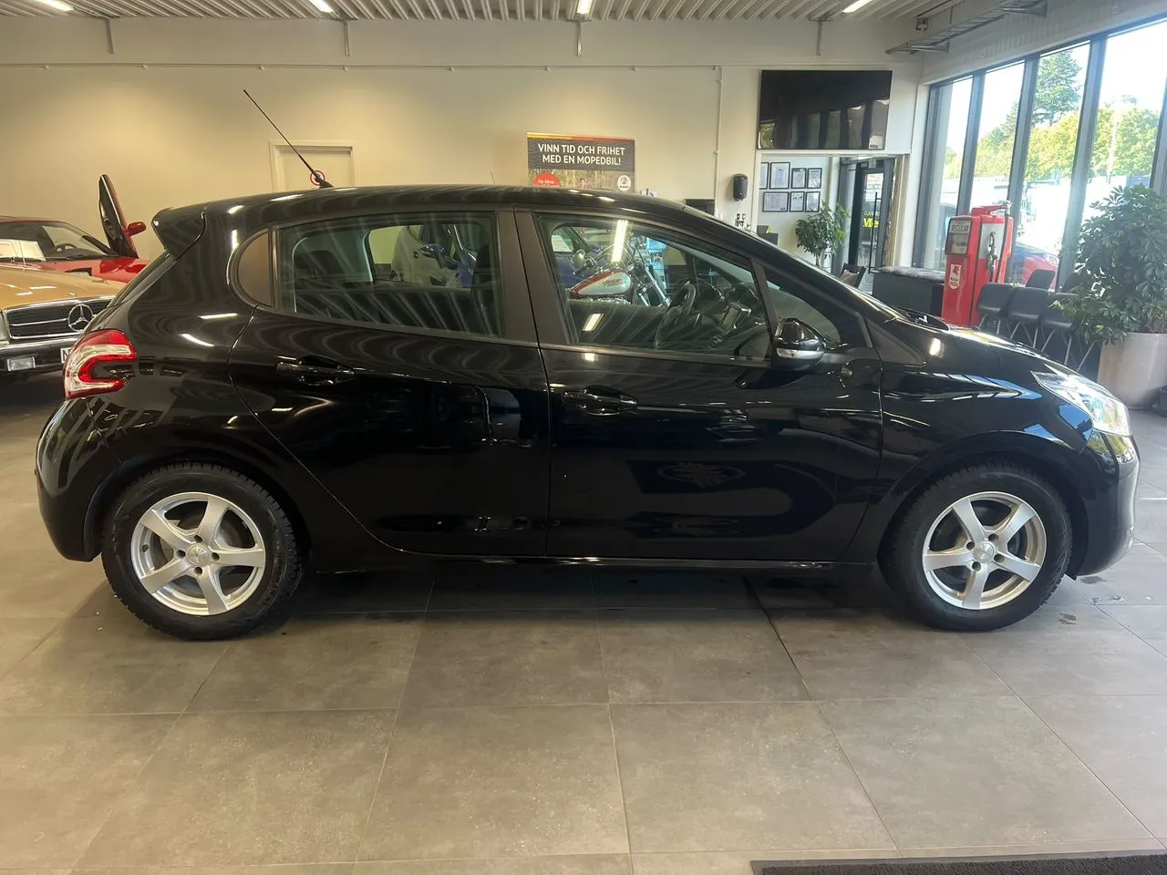 Vehicle image 7