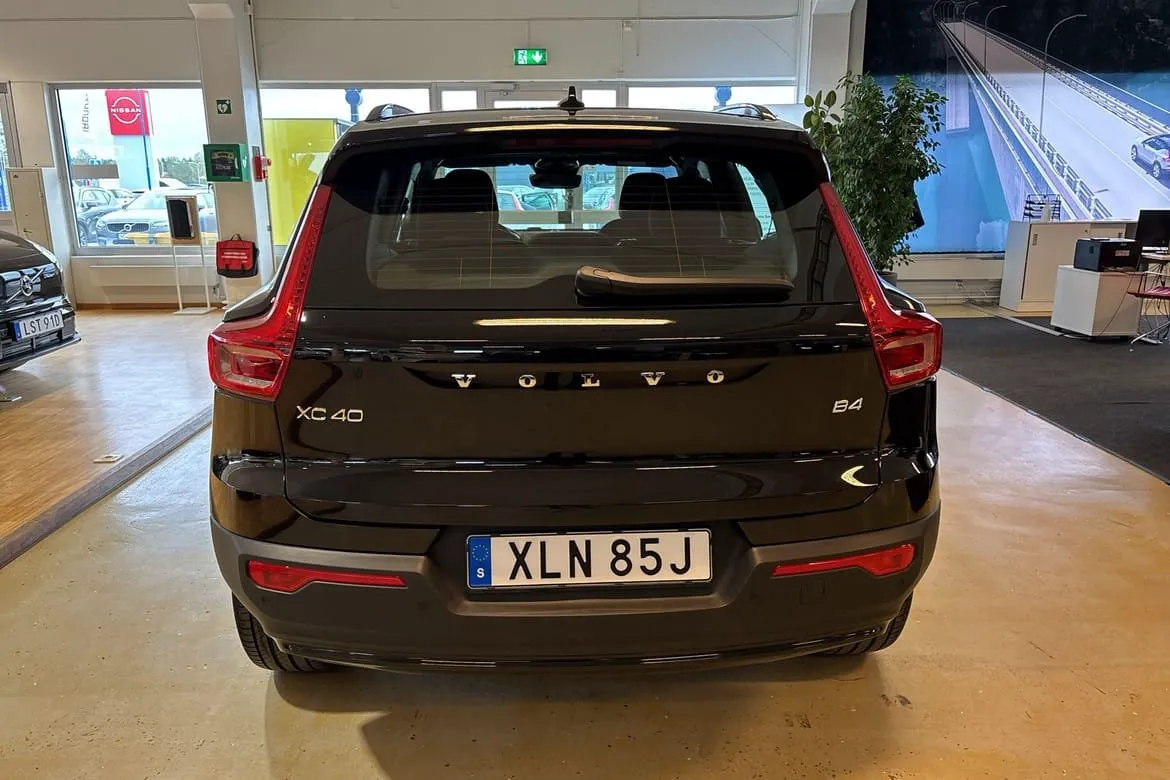 Vehicle image 32