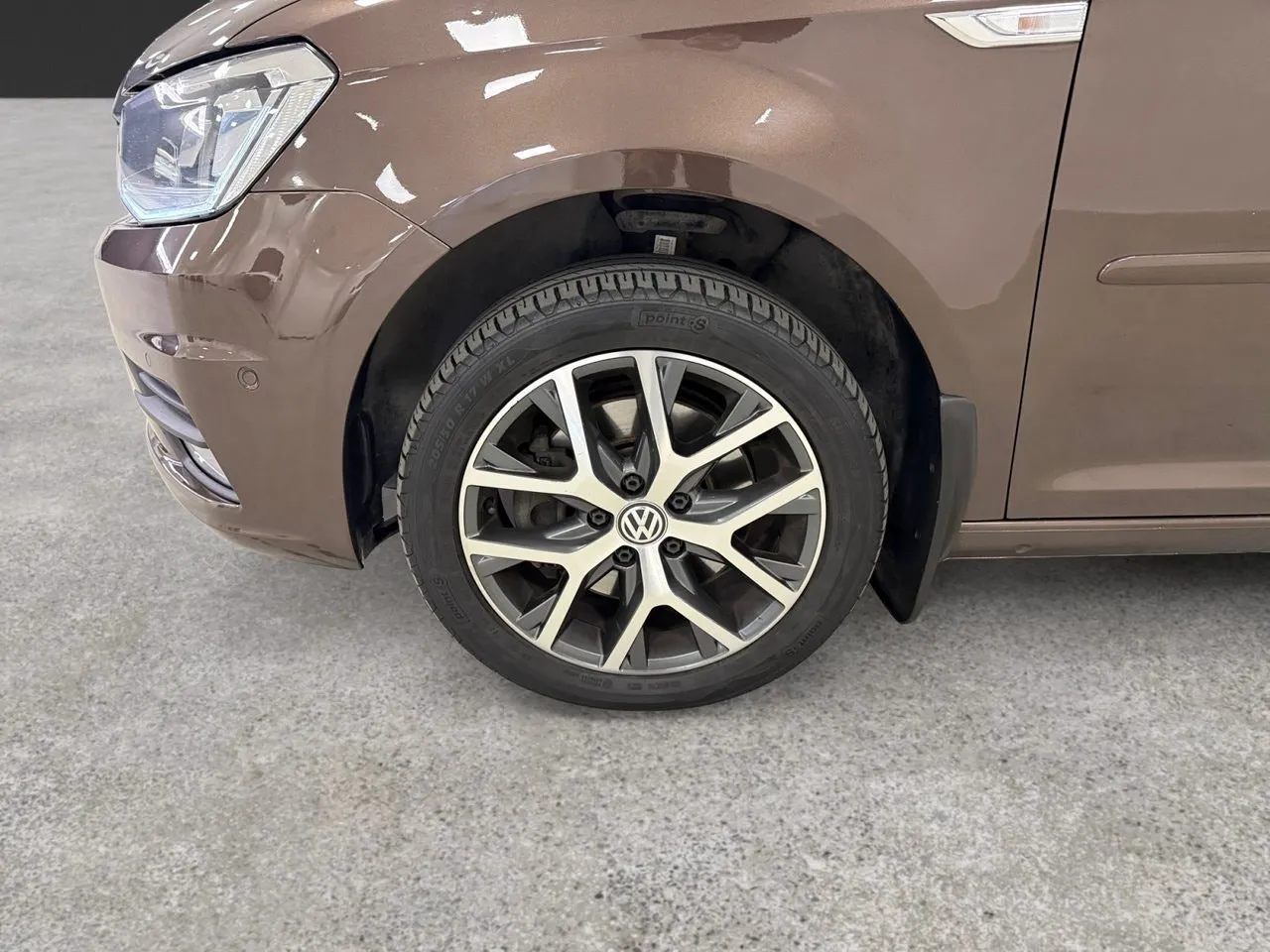 Vehicle image 16