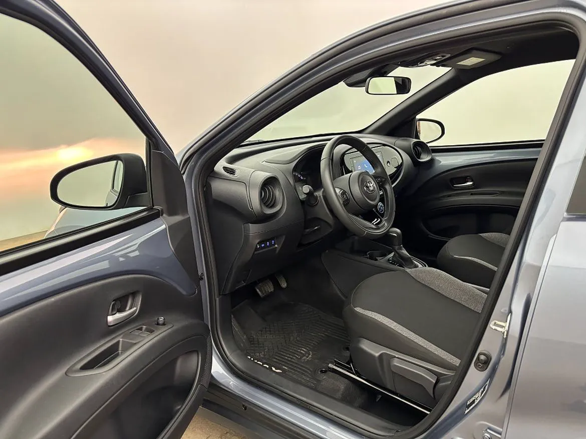 Vehicle image 12
