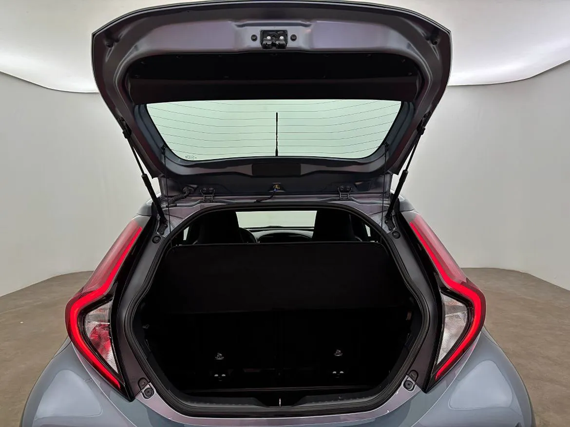 Vehicle image 10