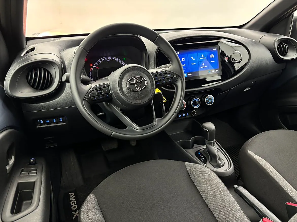 Vehicle image 16