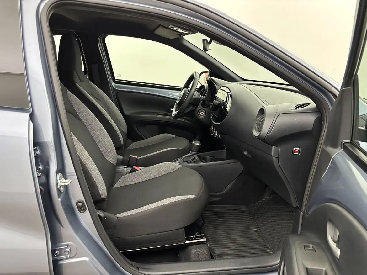 Vehicle image 19