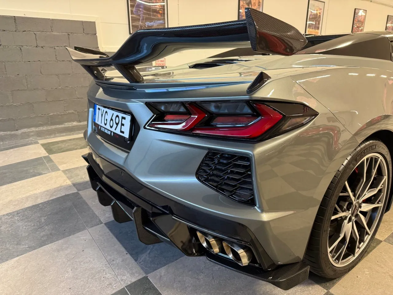 Vehicle image 16