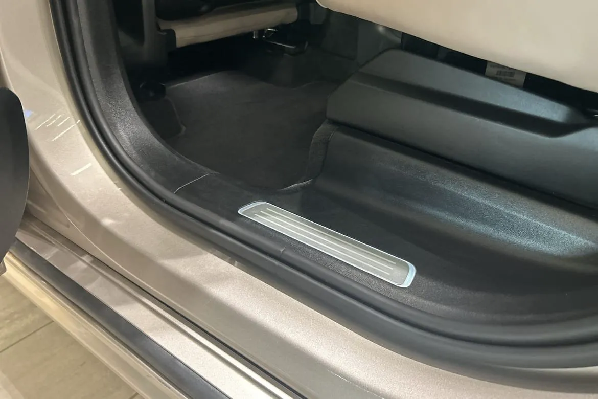 Vehicle image 21